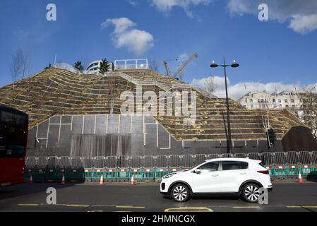 Marble Arch, London, Großbritannien. 11th. Februar 2022. Der Marble Arch Mound wird allmählich entfernt, kostet über £6 Millionen und gilt als das schlechteste Wahrzeichen Londons. Kredit: Matthew Chattle/Alamy Live Nachrichten Stockfoto