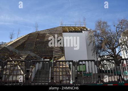 Marble Arch, London, Großbritannien. 11th. Februar 2022. Der Marble Arch Mound wird allmählich entfernt, kostet über £6 Millionen und gilt als das schlechteste Wahrzeichen Londons. Kredit: Matthew Chattle/Alamy Live Nachrichten Stockfoto