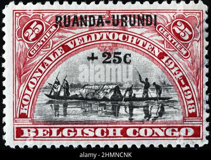 Boot in Navigation auf antiker Briefmarke aus dem belgischen Kongo Stockfoto
