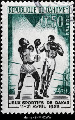 Boxer in einem Match auf Vintage african Briefmarke Stockfoto