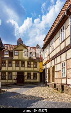 Blick durch enge Gassen bei Finkenherd in der Altstadt von Quedlinburg, Sachsen-Anhalt, Deutschland. Stockfoto