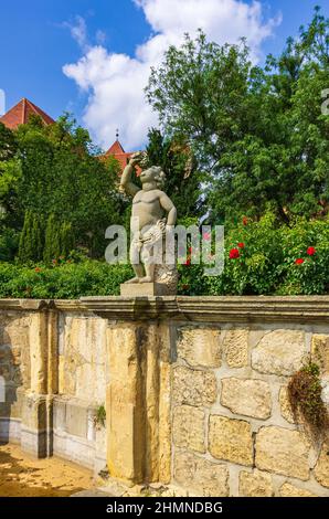 Steinskulptur eines Putto im Stiftshof und Schlossgarten von Quedlinburg, Sachsen-Anhalt, Deutschland. Stockfoto