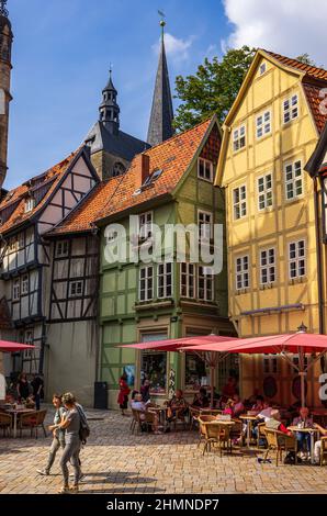 Quedlinburg, Sachsen-Anhalt, Deutschland: Malerische Szene auf dem historischen Marktplatz, wo zahlreiche Touristen und Bürger quirlig und hektischen. Stockfoto