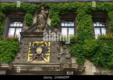 Quedlinburg, Sachsen-Anhalt, Deutschland: Hauptportal-Giebel des gotischen Rathauses aus dem frühen 14th. Jahrhundert mit dem Stadtwappen. Stockfoto