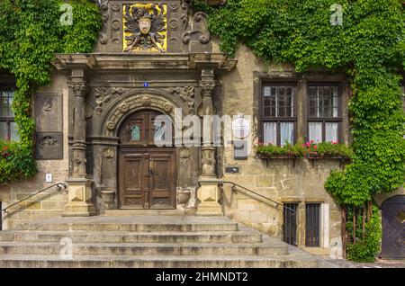 Quedlinburg, Sachsen-Anhalt, Deutschland: Hauptportal des gotischen Rathauses aus dem frühen 14th. Jahrhundert am Marktplatz in der historischen Altstadt. Stockfoto