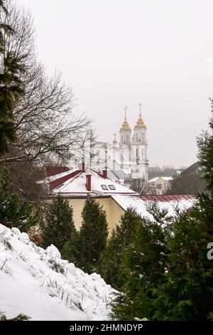 Vitebsk, Weißrussland - Februar 2022: Urbane Winterlandschaft. Auferstehungskirche. Vertikales Foto. Stockfoto