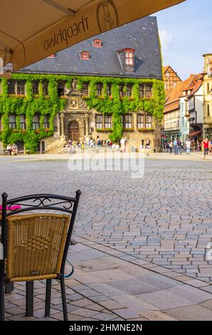 Quedlinburg, Sachsen-Anhalt, Deutschland: Blick von einem Straßencafé über den historischen Marktplatz in der Altstadt auf das mittelalterliche Rathaus. Stockfoto