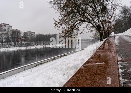 Vitebsk, Weißrussland - Februar 2022: Böschung des westlichen Flusses Dwina . Horizontales Foto. Stockfoto