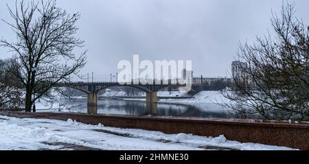 Vitebsk, Weißrussland - Februar 2022: Ufer des westlichen Flusses Dwina mit Blick auf die Kirowski-Brücke. Horizontales Foto. Stockfoto