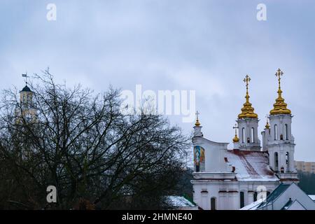 Vitebsk, Weißrussland - Februar 2022: Urbane Winterlandschaft. Auferstehungskirche. Vertikales Foto. Stockfoto