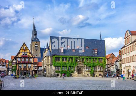 Quedlinburg, Sachsen-Anhalt, Deutschland: Blick über den historischen Marktplatz der Weltkulturerbe-Stadt zum mittelalterlichen Rathaus. Stockfoto