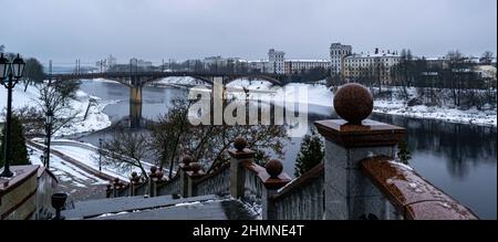 Vitebsk, Weißrussland - Februar 2022: Blick vom Berg Mariä Himmelfahrt auf das westliche Ufer des Flusses Dwina und die Kirowski-Brücke. Horizontales Foto. Stockfoto