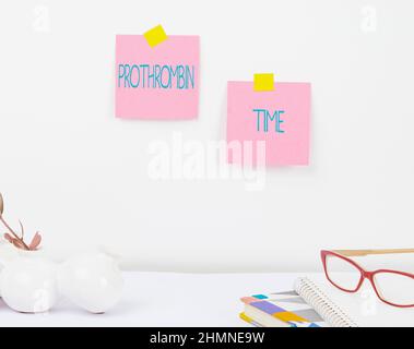 Handschriftentext Prothrombin Zeit. Word für Bewerten Sie Ihre Fähigkeit, Blutgerinnsel angemessen zu bilden Tidy Workspace Setup, Schreibtischgeräte Ausrüstung Stockfoto