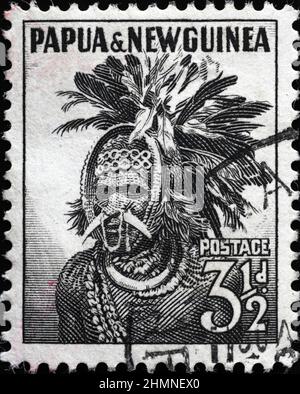 Gebürtiger Mann aus Papua-Neuguinea auf Vintage-Briefmarke Stockfoto