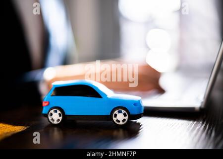 Kaufen Verkaufen Sie Online-Kfz-Versicherung Auf Computer Stockfoto