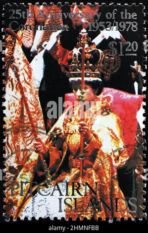 Königin Elizabeth II. Während ihrer Krönung auf Briefmarke Stockfoto
