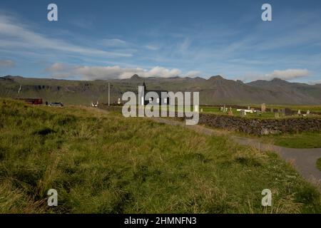 Alte Holzkirche mit weißer Tür und Fenstern in Island Stockfoto