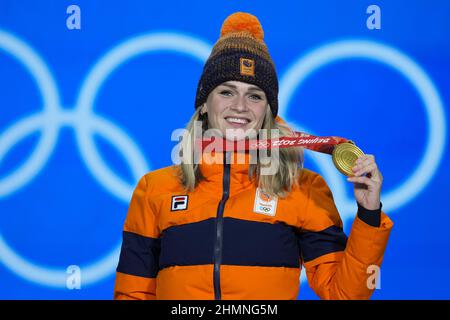 Peking, China. 11th. Februar 2022. Irene Schouten aus den Niederlanden lächelt mit ihrer Goldmedaille während einer Medaillenzeremonie für das Speed Skating 5000m-Rennen der Frauen bei den Olympischen Winterspielen 2022 in Peking am Freitag, den 11. Februar 2022. Foto von Paul Hanna/UPI Credit: UPI/Alamy Live News Stockfoto