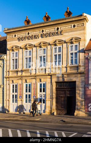 Steinfassade von Soproni Borhaz es Zsindelyes Palinkahaz (Wein- und Brandy-Shop), Sopron, Ungarn Stockfoto