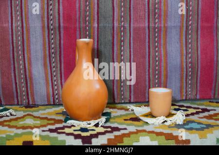 Nahaufnahme eines attraditionellen armenischen Tonkännchen neben einem Tonbecher zur Feier des heiligen Sargis-Feiertages Stockfoto