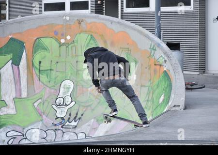 Vaduz, Liechtenstein, 19. November 2021 Guy auf einem Skateboard macht coole Moves Stockfoto