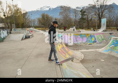 Vaduz, Liechtenstein, 19. November 2021 Guy auf einem Skateboard macht coole Moves Stockfoto