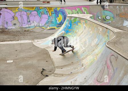 Vaduz, Liechtenstein, 19. November 2021 Guy auf einem Skateboard macht coole Moves Stockfoto