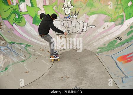 Vaduz, Liechtenstein, 19. November 2021 Guy auf einem Skateboard macht coole Moves Stockfoto