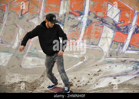Vaduz, Liechtenstein, 19. November 2021 Guy auf einem Skateboard macht coole Moves Stockfoto