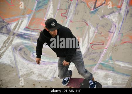 Vaduz, Liechtenstein, 19. November 2021 Guy auf einem Skateboard macht coole Moves Stockfoto