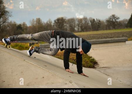 Vaduz, Liechtenstein, 19. November 2021 Guy auf einem Skateboard macht coole Moves Stockfoto