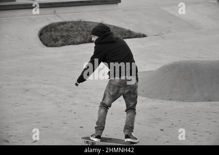 Vaduz, Liechtenstein, 19. November 2021 Guy auf einem Skateboard macht coole Moves Stockfoto