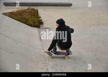 Vaduz, Liechtenstein, 19. November 2021 Guy auf einem Skateboard macht coole Moves Stockfoto