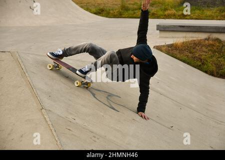 Vaduz, Liechtenstein, 19. November 2021 Guy auf einem Skateboard macht coole Moves Stockfoto