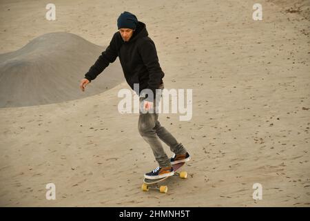Vaduz, Liechtenstein, 19. November 2021 Guy auf einem Skateboard macht coole Moves Stockfoto