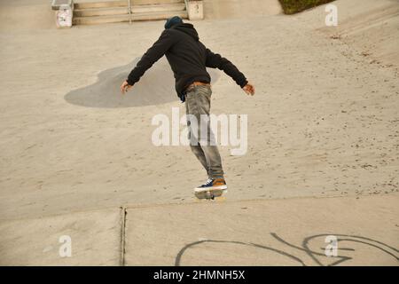 Vaduz, Liechtenstein, 19. November 2021 Guy auf einem Skateboard macht coole Moves Stockfoto