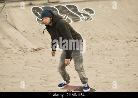 Vaduz, Liechtenstein, 19. November 2021 Guy auf einem Skateboard macht coole Moves Stockfoto