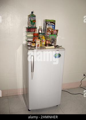 Verschiedene Lebensmittel auf der Oberseite eines Kühlschranks auf den Philippinen 1. Januar 2010 Stockfoto