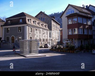 Feldkirch, Österreich, 26. Februar 2019 Gebäude auf einem kleinen Platz in der Innenstadt Stockfoto