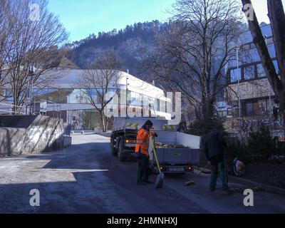 Feldkirch, Österreich, 26. Februar 2019 Arbeiter putzen die Straßen in der Innenstadt Stockfoto