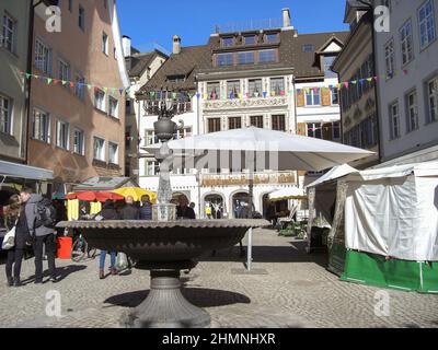 Feldkirch, Österreich, 26. Februar 2019 kleiner Brunnen in der Altstadt an einem sonnigen Tag Stockfoto