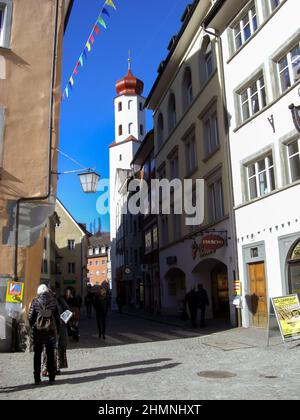 Feldkirch, Österreich, 26. Februar 2019 Menschen entdecken an einem sonnigen Tag die Altstadt Stockfoto