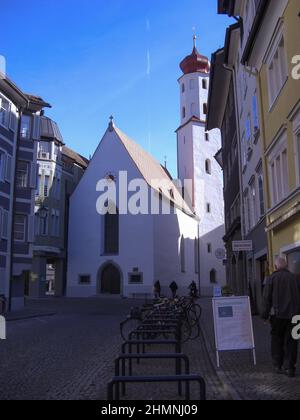 Feldkirch, Österreich, 26. Februar 2019 hübsche kleine katholische Kirche auf einem Platz im Zentrum Stockfoto