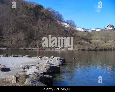 Werdenberg, Schweiz 26. Februar 2019 hübscher kleiner See an einem blauen Himmel Stockfoto