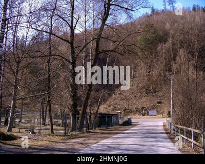 Werdenberg, Schweiz 26. Februar 2019 Fußgängerweg führt zu einem Hügel mit Bäumen Stockfoto