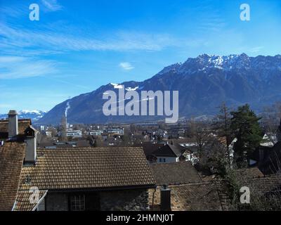 Werdenberg, Schweiz 26. Februar 2019 Schneebedeckte alpen und ein Panoramablick über die Stadt Stockfoto