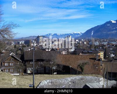 Werdenberg, Schweiz 26. Februar 2019 Schneebedeckte alpen und ein Panoramablick über die Stadt Stockfoto