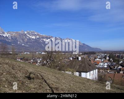 Werdenberg, Schweiz 26. Februar 2019 Schneebedeckte alpen und ein Panoramablick über die Stadt Stockfoto