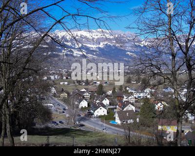 Werdenberg, Schweiz 26. Februar 2019 Schneebedeckte alpen und ein Panoramablick über die Stadt Stockfoto