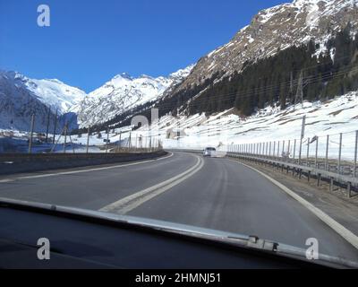 San Bernardino, Schweiz, 28. Februar 2019 unterwegs mit viel Schnee in den schweizer Bergen Stockfoto